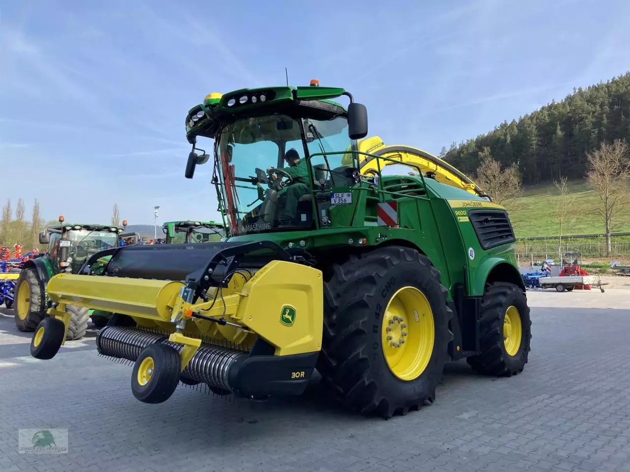 E-FARM: John Deere 9600 - Feldhäcksler (selbstfahrend) - id 7IKEN3D - 337.500 € - Baujahr: 2023 - Abgelesene Motorstunden: 775,Motorleistung (PS): 787,Deutschland