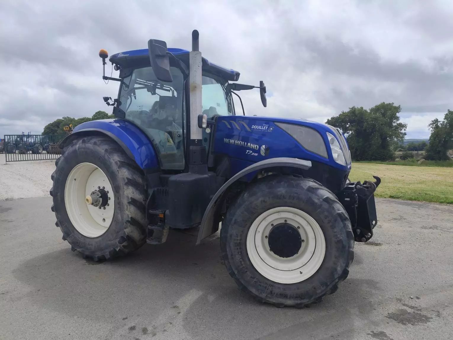 E-FARM: New Holland T7.245 - Tracteur - id ZNS6QED - 115 000 € - Année: 2019 - Lecture du nombre d'heure: 3 954,Puissance du moteur (chevaux): 200,France