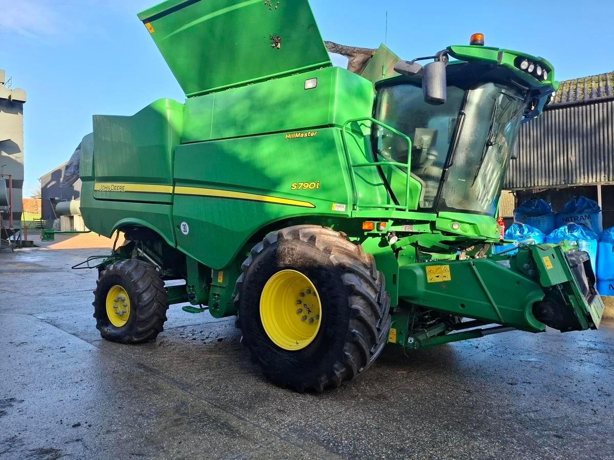 John Deere S 690 i Kombajn zbożowy 252 207 €