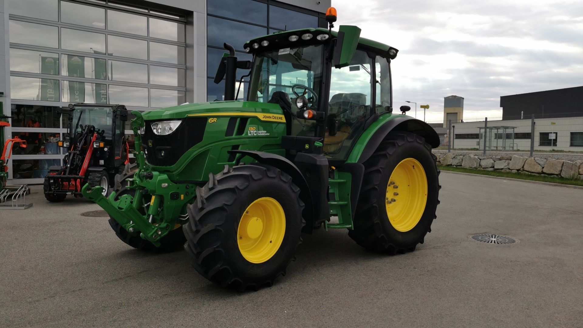 E-FARM: John Deere 6R 130 - Traktor - id KX6IMEZ - 141 583 € - Rok produkcji: 2024 - Motogodziny: 400,Moc silnika: 130,Austria