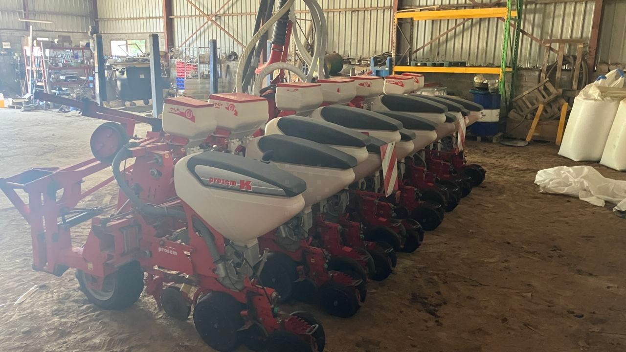 E-FARM: Solo prosem k 300/12 - Precision drill - id HWM7JMW - €24,000 - Year of construction: 2010 - France