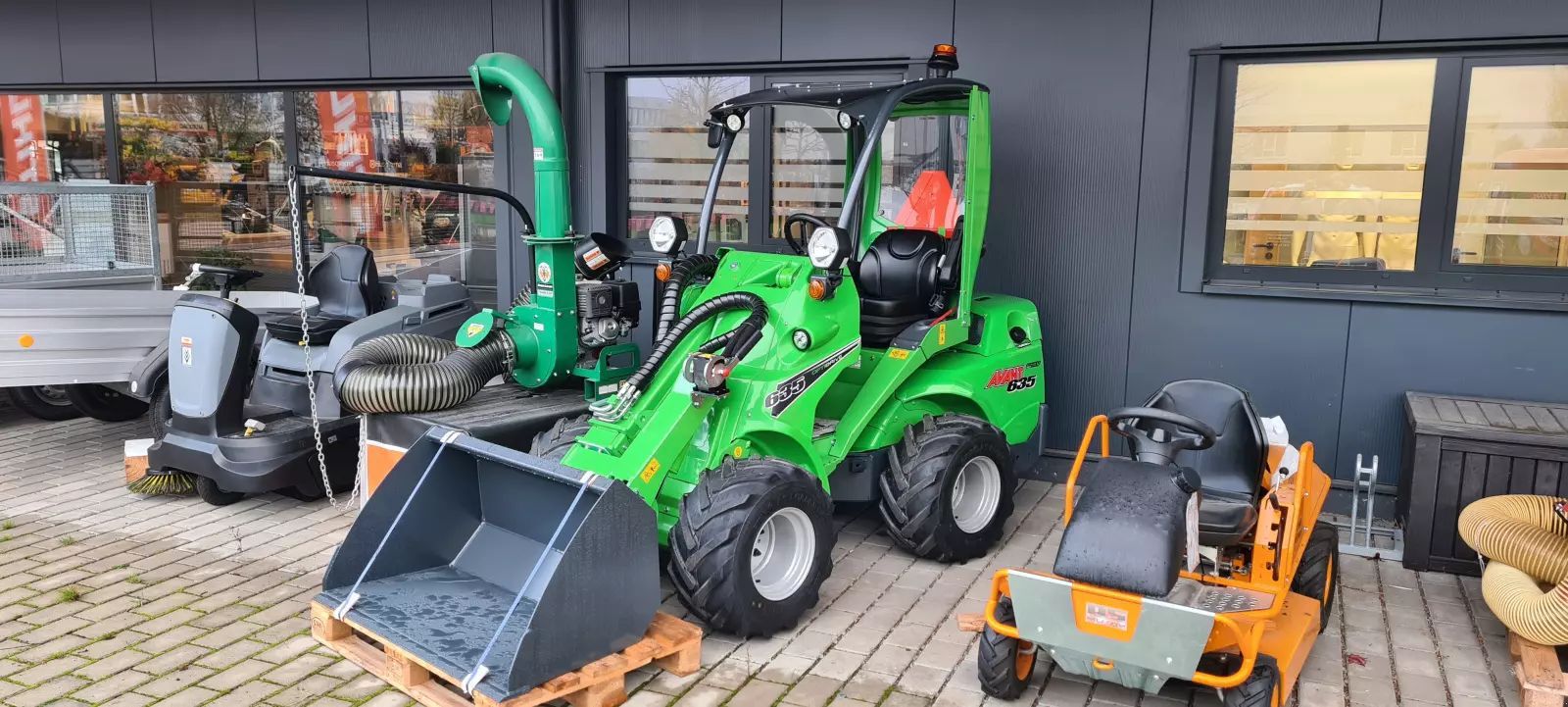 Avant 635 Kerekes rakodógép 39 321 EUR