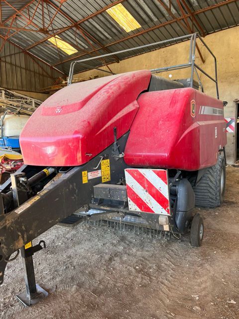 E-FARM: Massey Ferguson 2270 - Ballepresser - id KZVHXXM - 49.000 € - Produktionsår: 2014 - Samlet antal producerede baller: 38.000,Frankrig