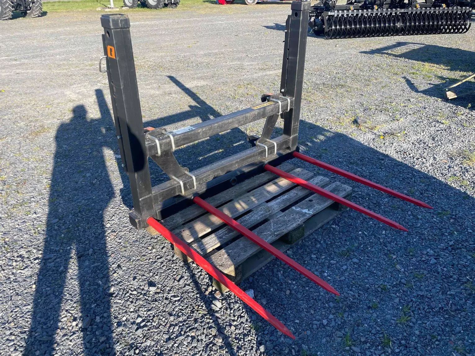 E-FARM: Quicke pic à balle l+ 150 porte dents fixe alö-quicke - Outil - id ZB6NJUA - 2 000 € - Année: 2023 - France