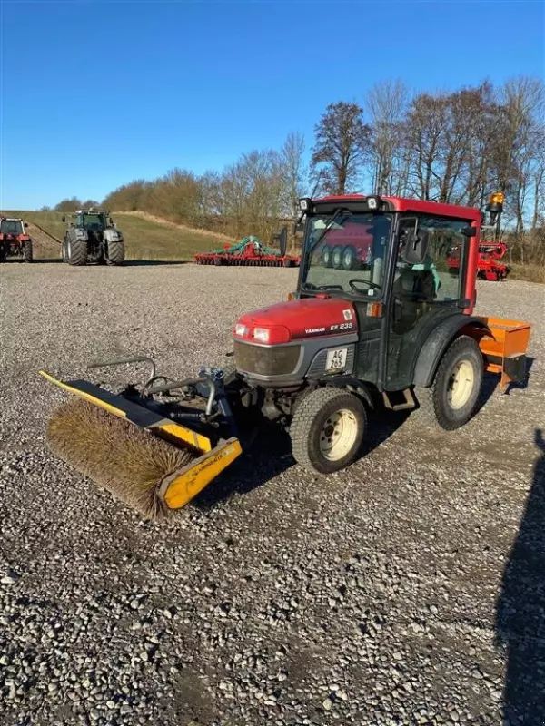 E-FARM: Yanmar ef 235 - Traktor - id QKVLUJ1 - Gyártási év: 2013 - Üzemóra (motor): 4462,Motor teljesítménye (LE): 35,Dánia