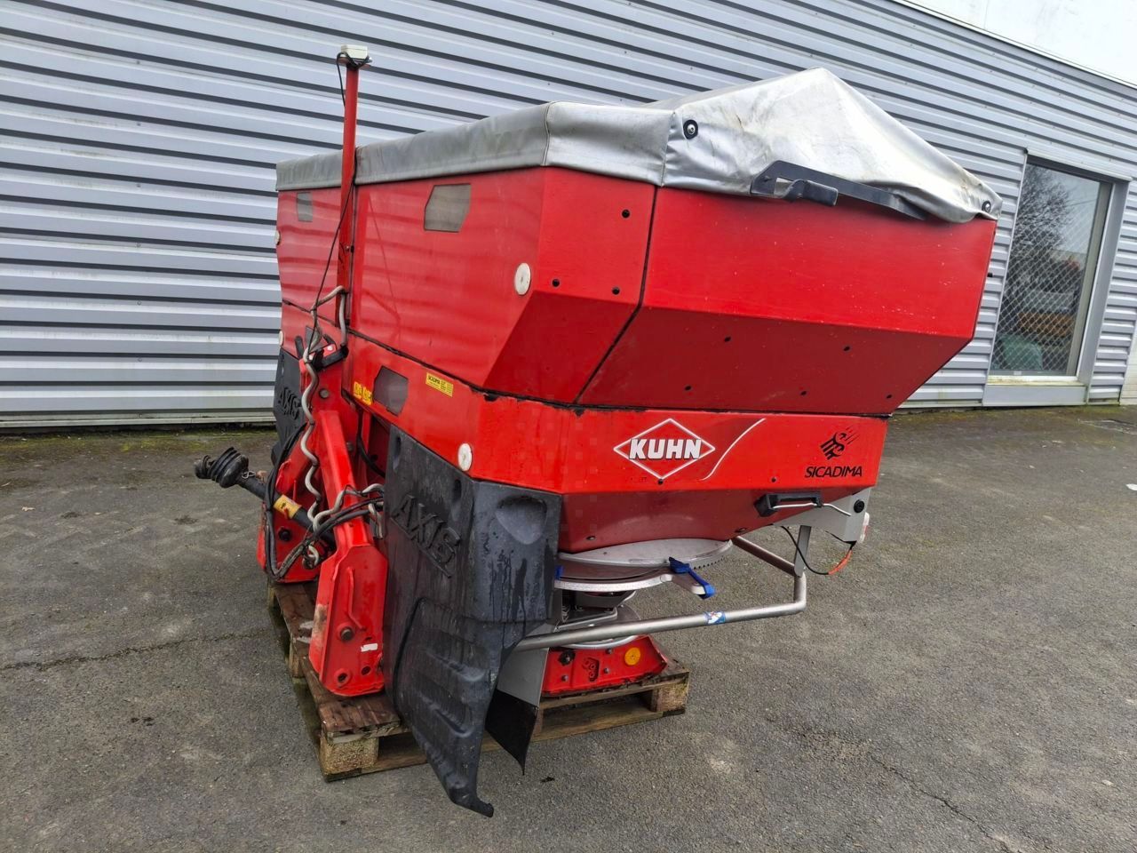 Kuhn axis 40.1w Fertiliser spreader €8,300