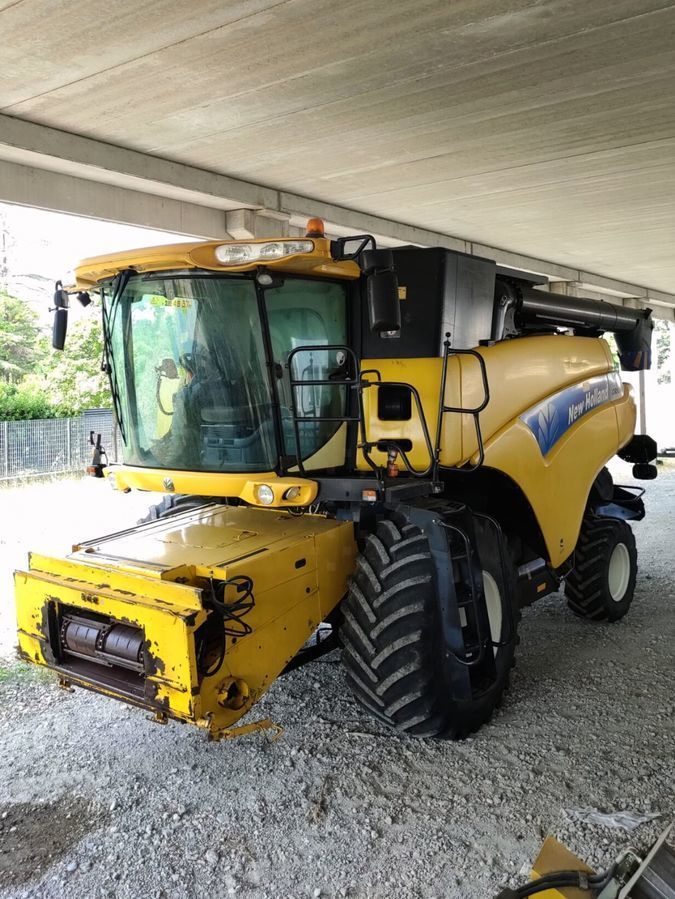 New Holland CR 9060 Kombajn zbożowy 70 000 €