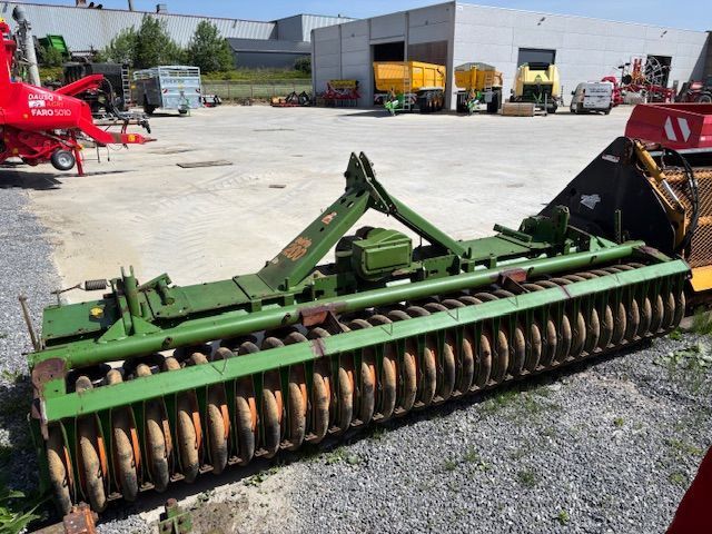 E-FARM: Amazone ke 403 - Kreiselegge - id 5ZPTACN - 5.600 € - Baujahr: 2002 - Frankreich