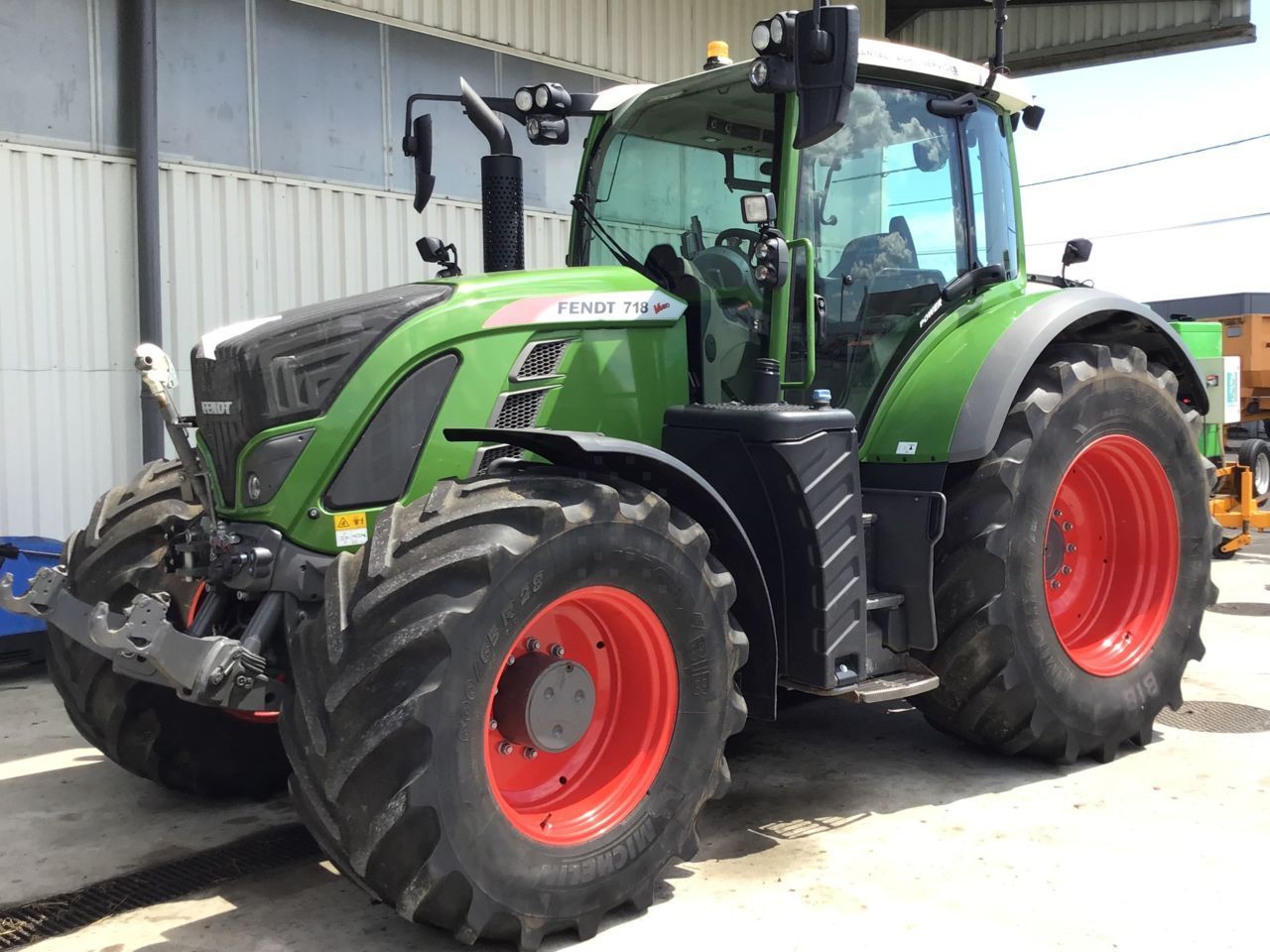 E-FARM: Fendt 718 Vario Power - Tractor - id 2RQLJVK - €107,000 - Year of construction: 2018 - Engine hours: 3,900,Engine power (HP): 185,France