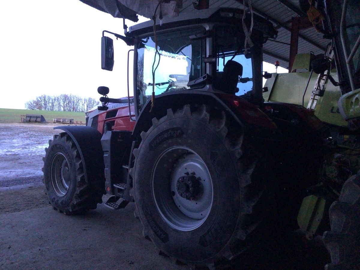 Massey Ferguson 8S.205 tractor €149,000