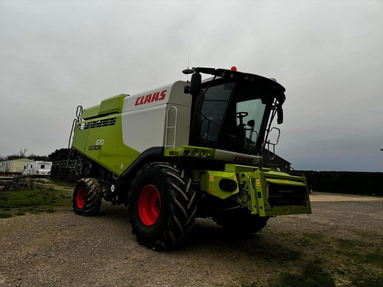 E-FARM: Claas Lexion 670 - Moissoneuse-batteuse - id 2ZDYEIN - 207 891 € - Année: 2018 - Lecture du nombre d'heure: 1 617,Puissance du moteur (chevaux): 435,Royaume-Uni