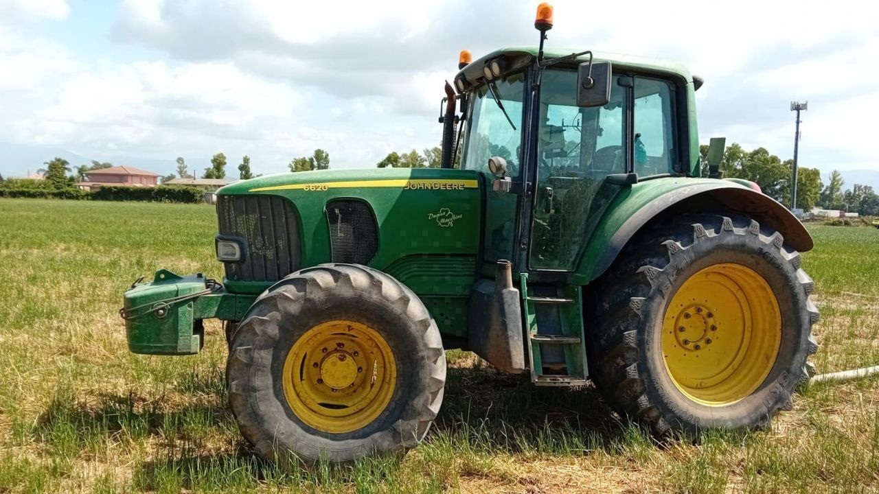 E-FARM: John Deere 6620 Premium - Tractor - id LTJUQD5 - Año: 2003 - Horas: 13.000,Potencia del motor: 125,Italia