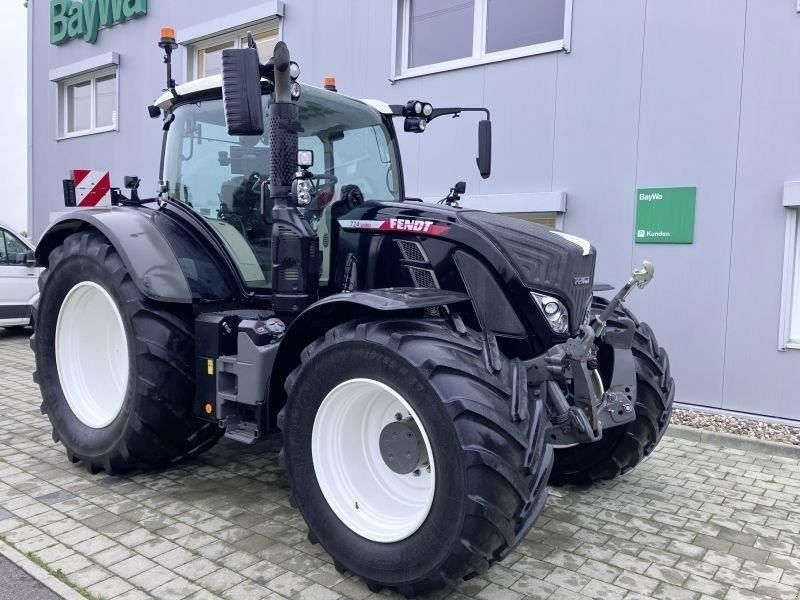 E-FARM: Fendt 724 Vario ProfiPlus - Tracteur - id 5DYBHRD - 155 000 € - Année: 2022 - Lecture du nombre d'heure: 3 228,Puissance du moteur (chevaux): 241,Allemagne
