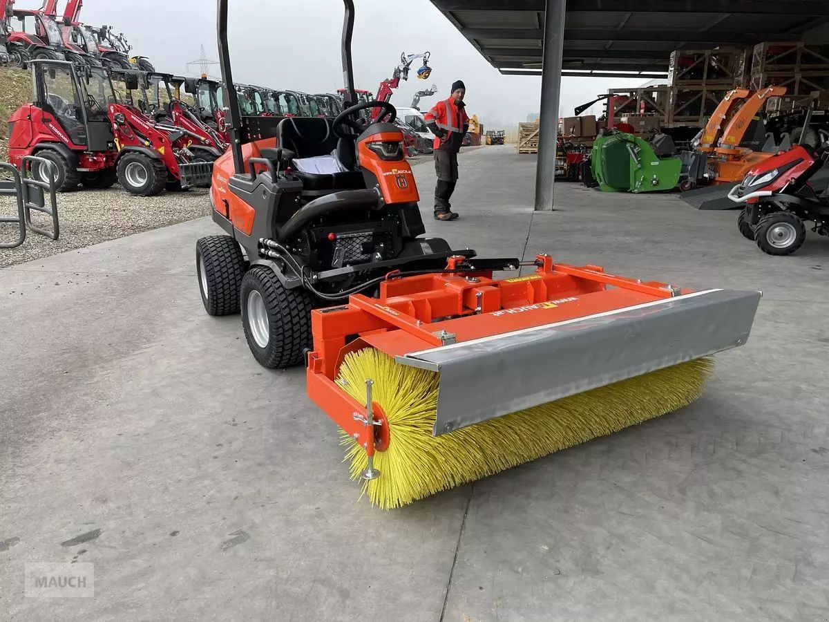 E-FARM: Husqvarna kehrbürste / kehrmaschine für dieselrider - Rasenmäher - id 8HZAICT - 4.158 € - Österreich