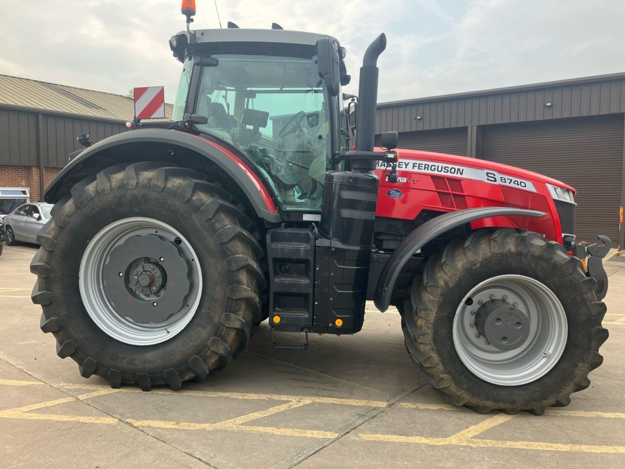 E-FARM: Massey Ferguson 8740S Dyna-VT - Traktor - id EWKHVHU - 164.338 € - Baujahr: 2021 - Abgelesene Motorstunden: 1.400,Motorleistung (PS): 400,Vereinigtes Königreich