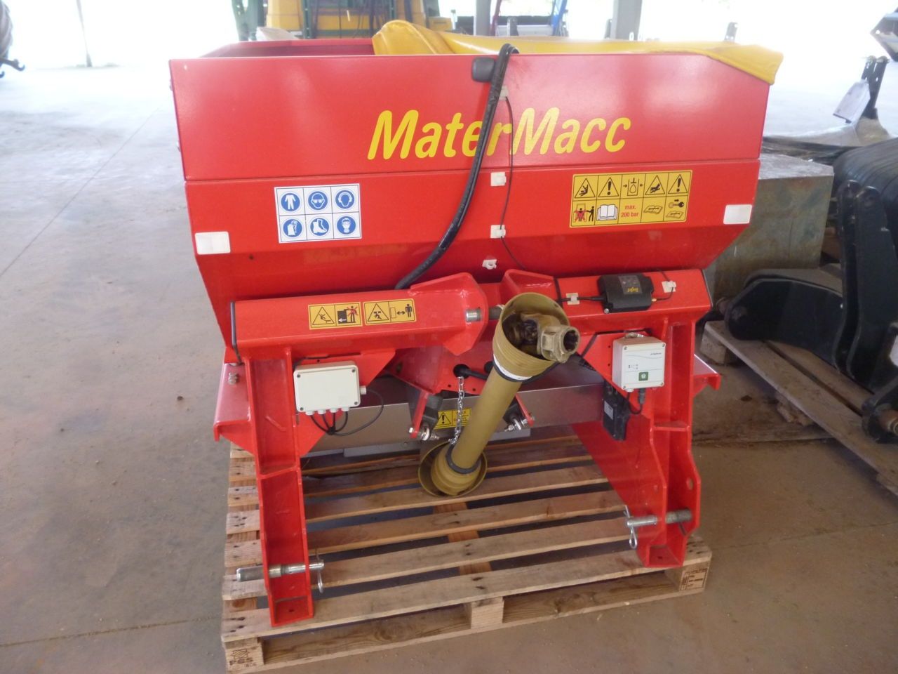 E-FARM: MaterMacc mca we - Epandeur d'engrais - id KDLMJCA - 9 800 € - Année: 2017 - France