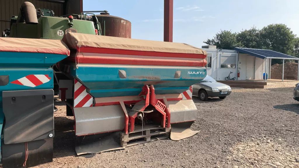 E-FARM: sulky x 44 - Fertiliser spreader - id W6MTFWY - €6,000 - Year of construction: 2010 - France