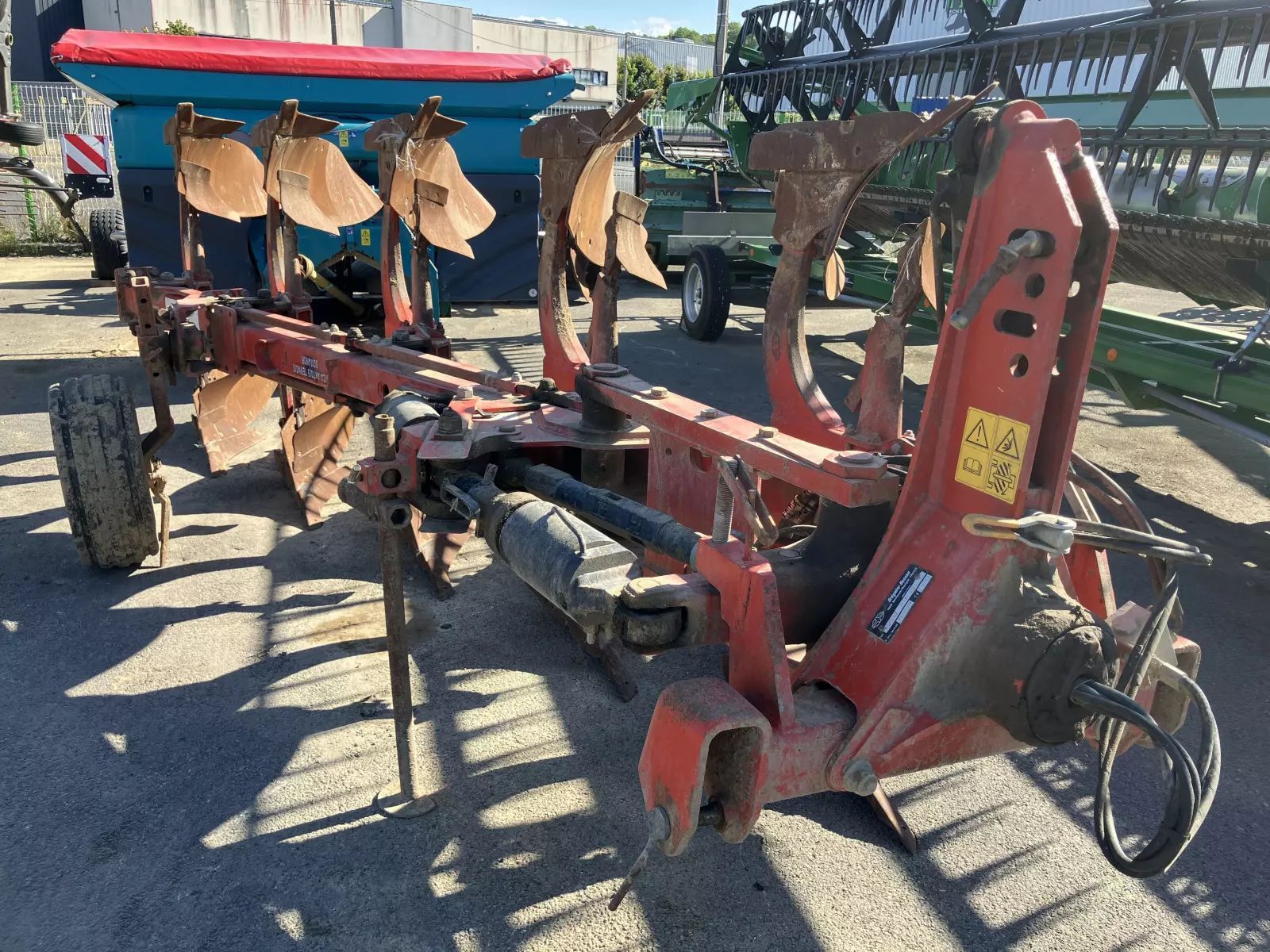 E-FARM: GREGOIRE BESSON charrue rwb 47 - Arado - id RBIAUDU - 7500 € - Año: 2006 - Francia