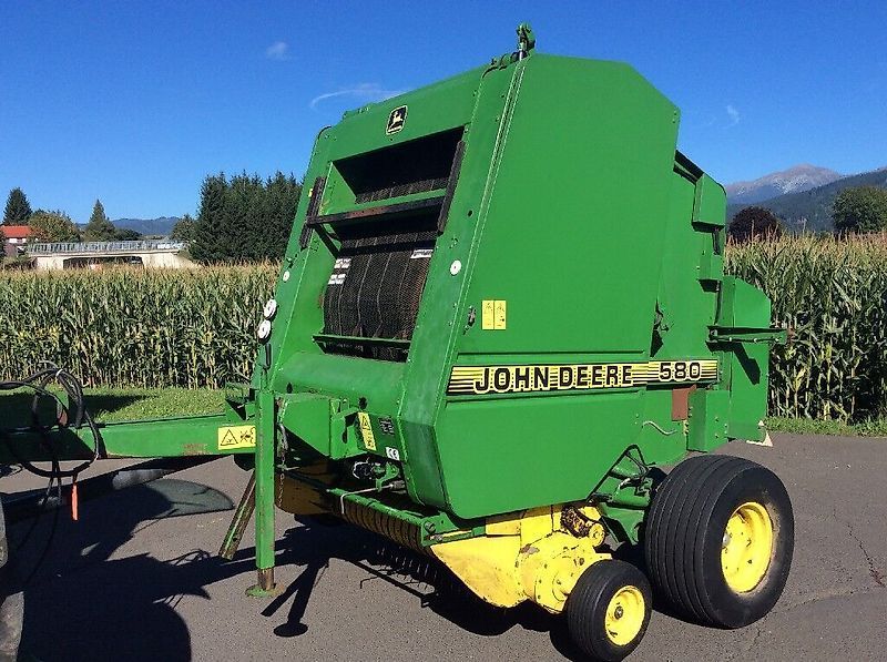 E-FARM: John Deere 580 - Presă de balotat - id F9WUVQP - 6.250 EUR - Anul: 1995 - Austria