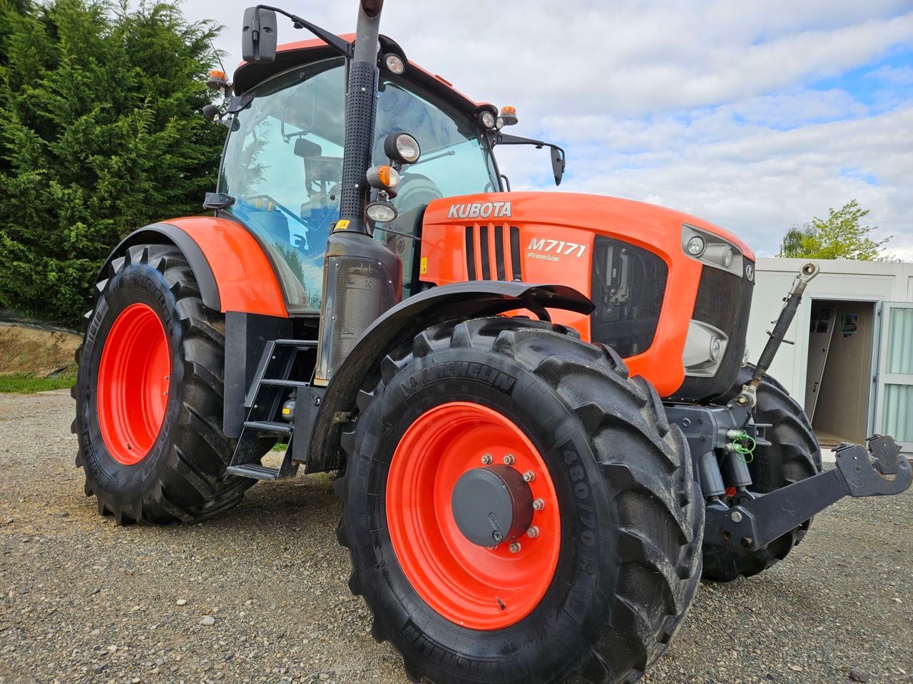 E-FARM: Kubota M7171 - Tractor - id PGIXPHL - 55.000 € - Año: 2017 - Horas: 3300,Potencia del motor: 170,Francia