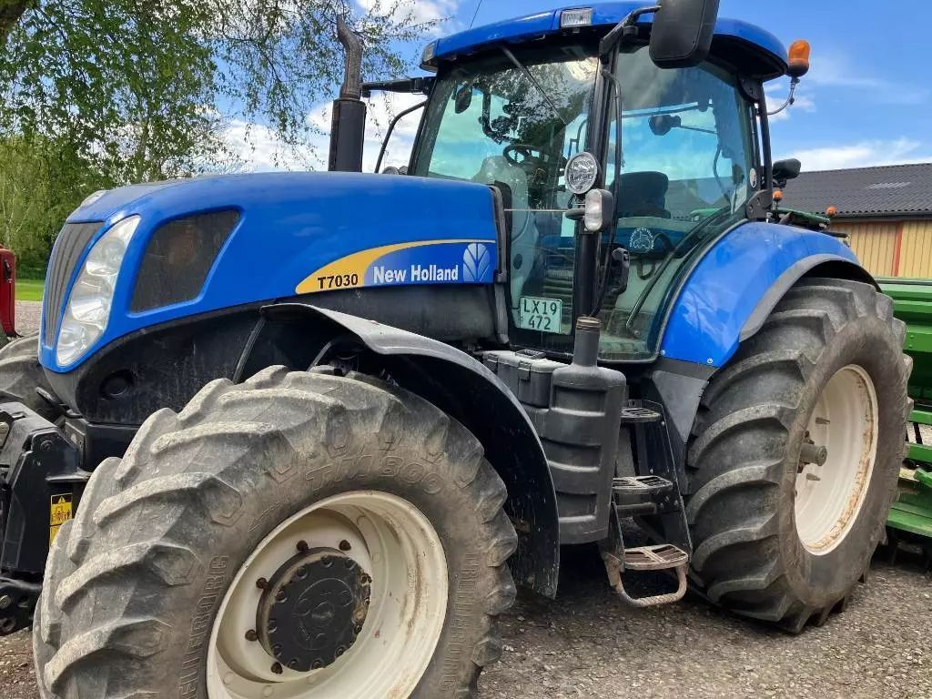 E-FARM: New Holland T7030 PC - Tractor - id LFQNX1M - 52.962 € - Año: 2009 - Horas: 4320,Dinamarca