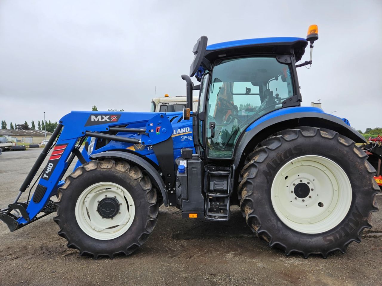 E-FARM: New Holland T6.145 - Traktor - id KB9XLS7 - 88.000 € - Baujahr: 2022 - Abgelesene Motorstunden: 430,Motorleistung (PS): 145,Frankreich