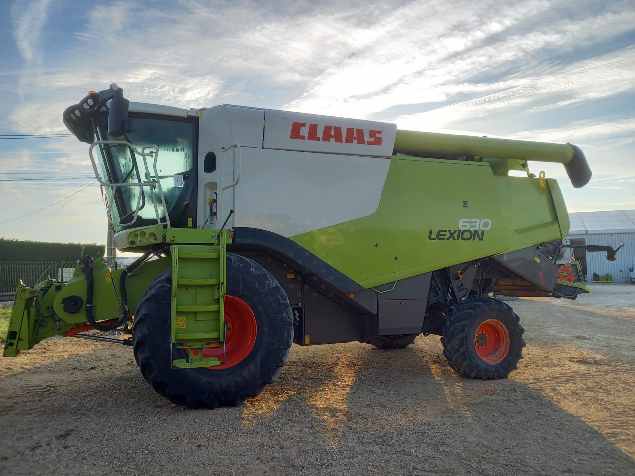 E-FARM: Claas Lexion 630 Montana - Mähdrescher - id IRZ8PUW - Baujahr: 2013 - Abgelesene Motorstunden: 6.153,Frankreich