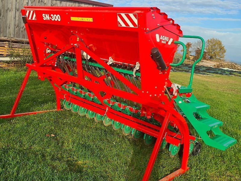 E-FARM: AGRO-MASZ sn 300 doppelscheibenscharen am+ kontroller drillmaschine - Drillmaschine - id MQ2NUWM - 12.477 € - Baujahr: 2023 - Abgelesene Motorstunden: 30,Deutschland