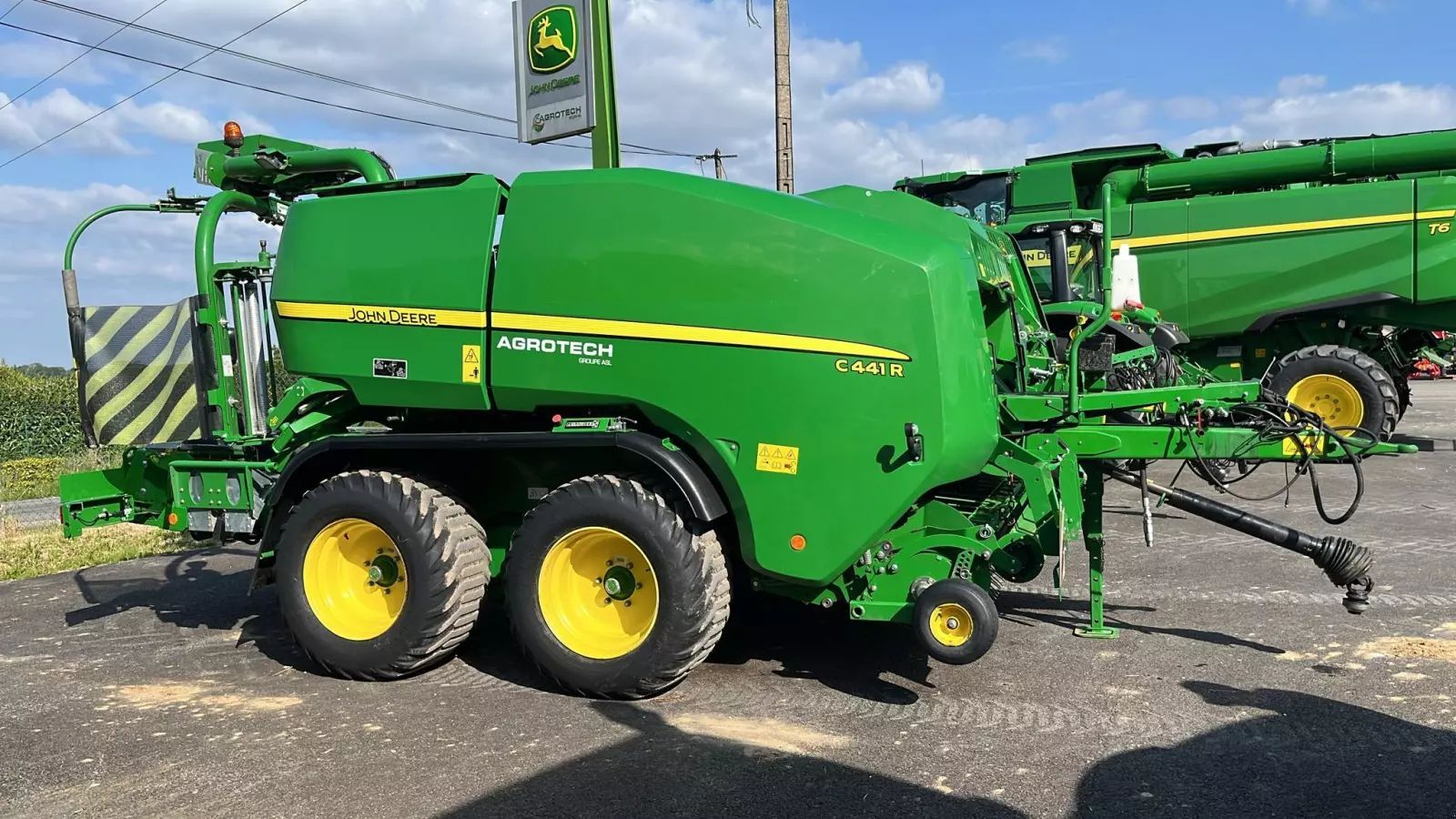 E-FARM: John Deere C441R - Baler - id BJ85K1W - €65,000 - Year of construction: 2022 - France