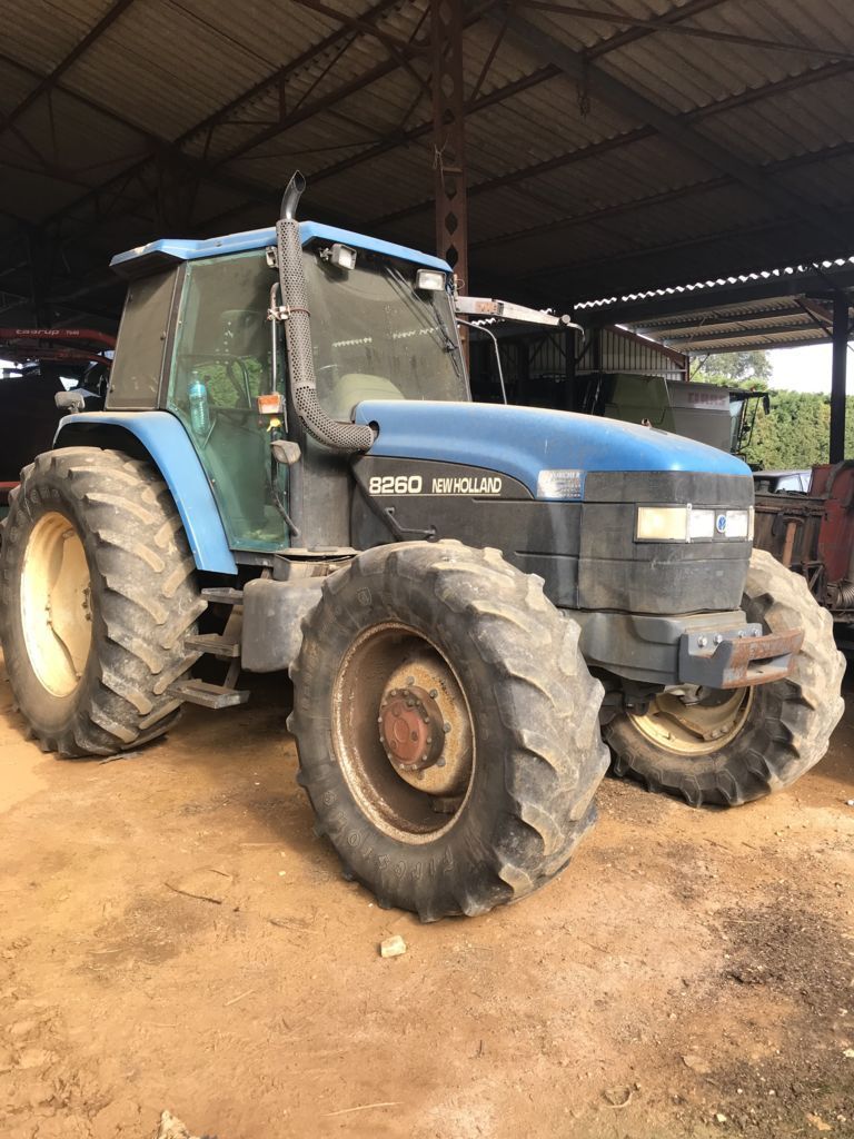 E-FARM: New Holland 8260 - Tracteur - id 3KZQM47 - 16 000 € - Année: 1999 - Lecture du nombre d'heure: 6 500,Puissance du moteur (chevaux): 115,France