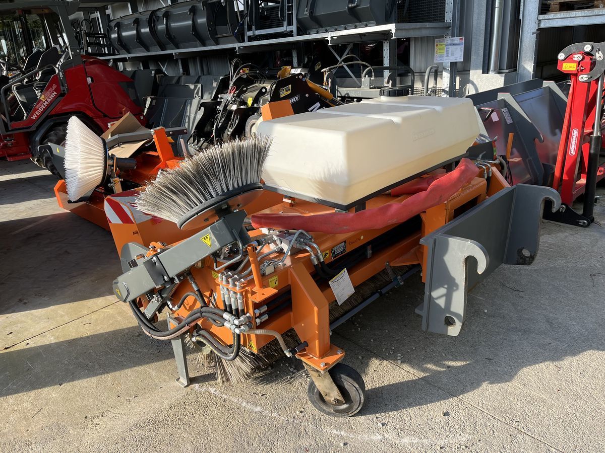 E-FARM: Bema kehrmaschine dual 35 / 2300mm mit weidemann hv - Anbaugerät - id EIPRDSH - 10.833 € - Österreich