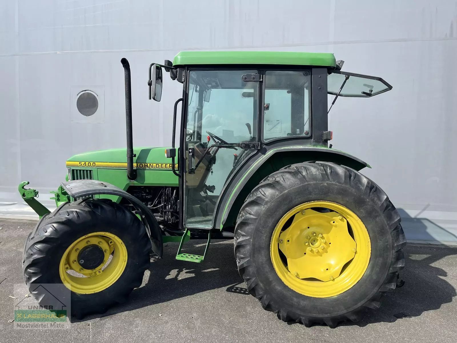 E-FARM: John Deere 5400 - Tractor - id 5BXR59J - €23,600 - Year of construction: 1998 - Engine hours: 4,556,Engine power (HP): 71,Austria