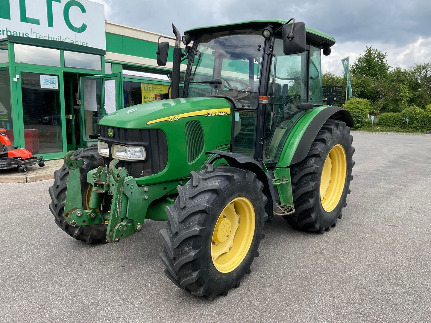 E-FARM: John Deere 5820 - Traktor - id 2MIHR15 - 38.333 € - Produktionsår: 2008 - Motortimer: 5.811,Motoreffekt (HP): 90,Østrig