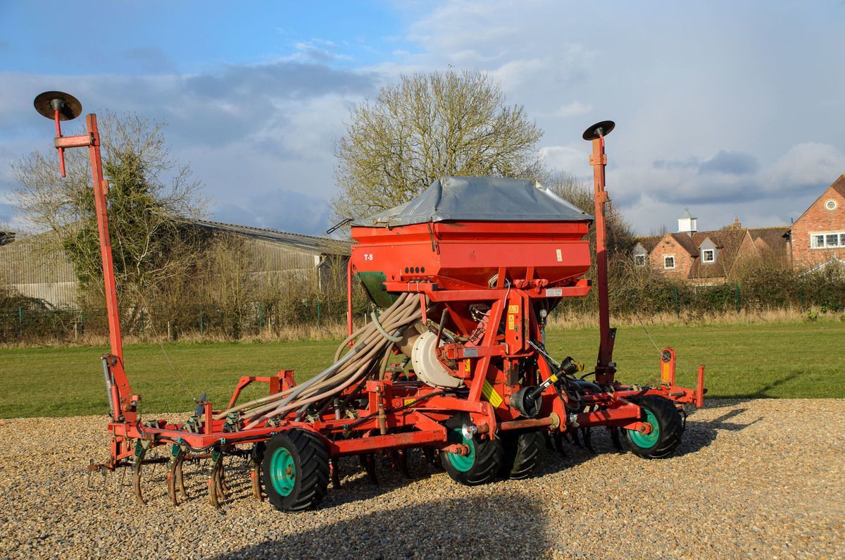 E-FARM: Kverneland ts tine drill 4.8m - Perforación directa - id HDUKGSK - 10.478 € - Año: 2003 - Reino Unido