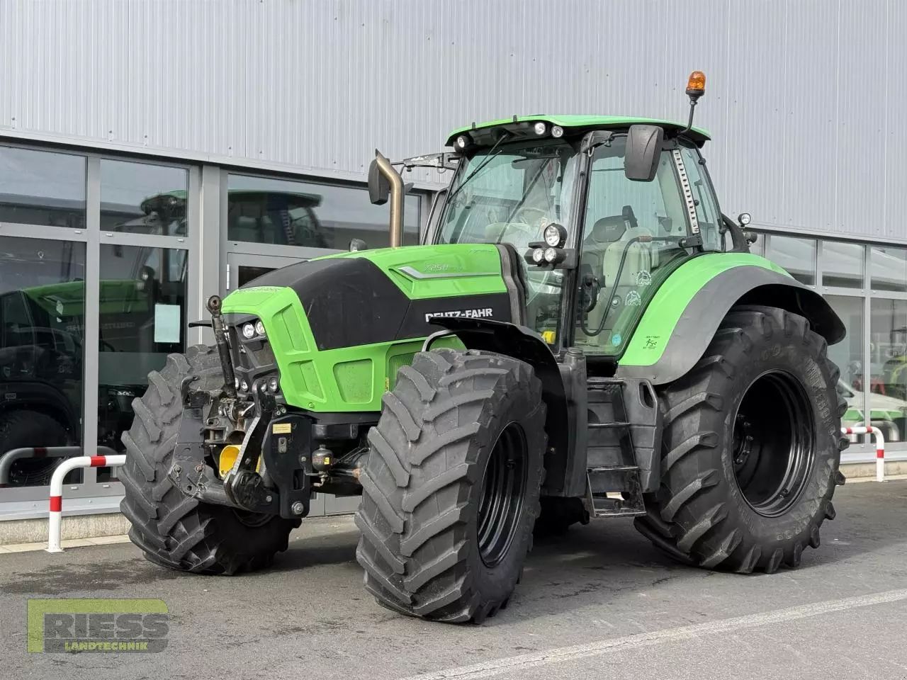 E-FARM: Deutz-Fahr 7250 Agrotron TTV - Traktor - id G3WFUNI - 47.890 € - Baujahr: 2013 - Abgelesene Motorstunden: 6.300,Motorleistung (PS): 258,Deutschland