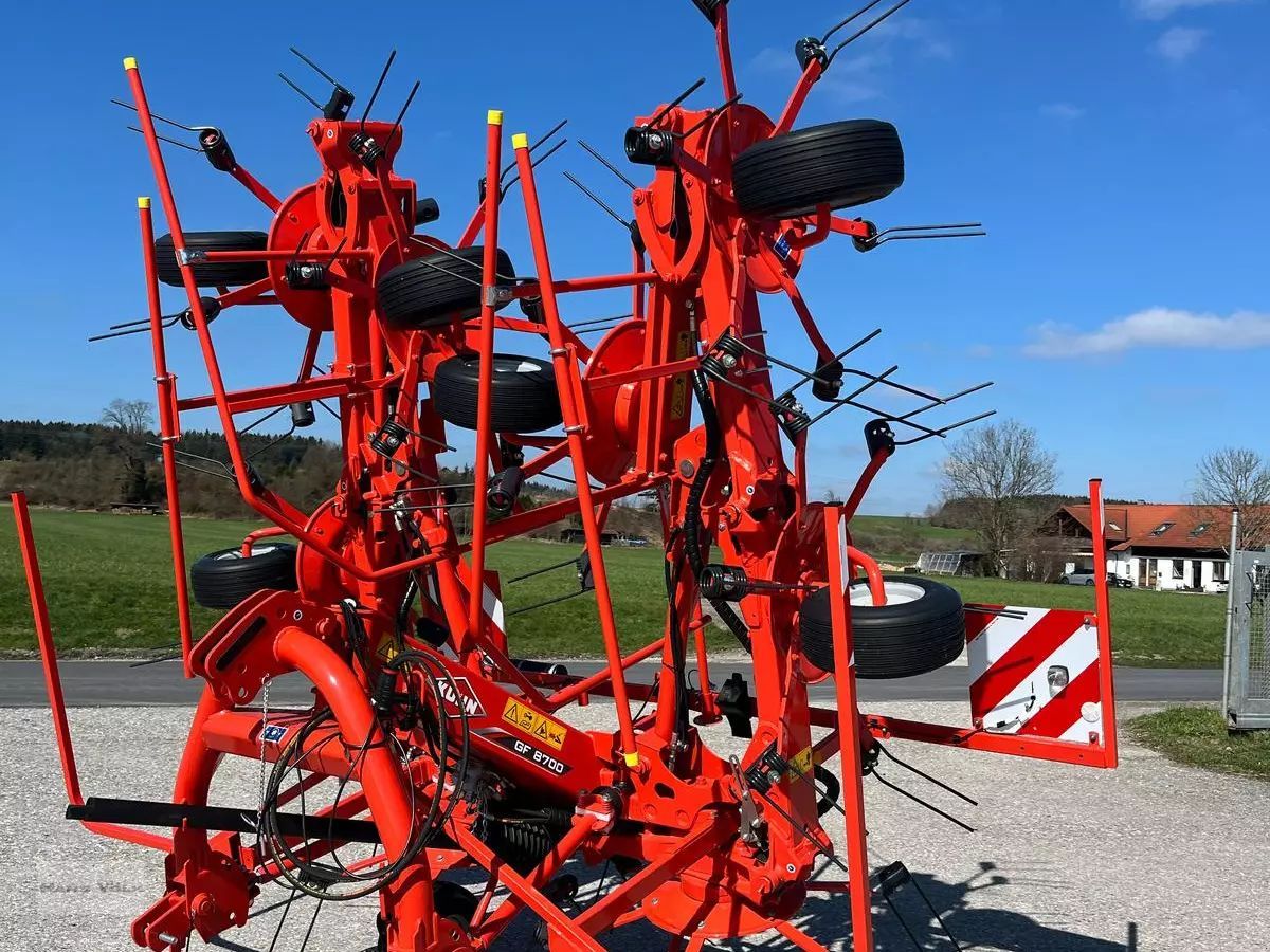 E-FARM: Kuhn GF 8700 - Faneuse - id KTZVBBM - 15 966 € - Année: 2024 - Allemagne