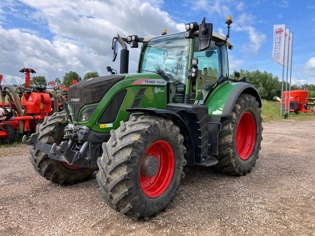 E-FARM: Fendt 716 Vario - Traktor - id J4SWPZN - 120 000 € - Rok výroby: 2019 - Hodiny motoru: 2 325,Výkon motoru (HP): 160,Francie