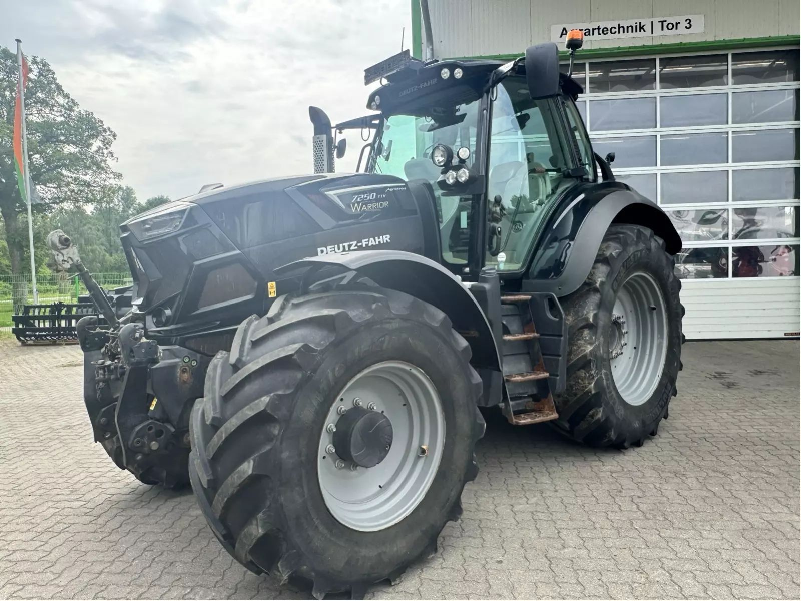 E-FARM: Deutz-Fahr Agrotron 7250 TTV - Tractor - id MLIM8HS - €77,500 - Year of construction: 2017 - Engine hours: 3,370,Engine power (HP): 250,Germany