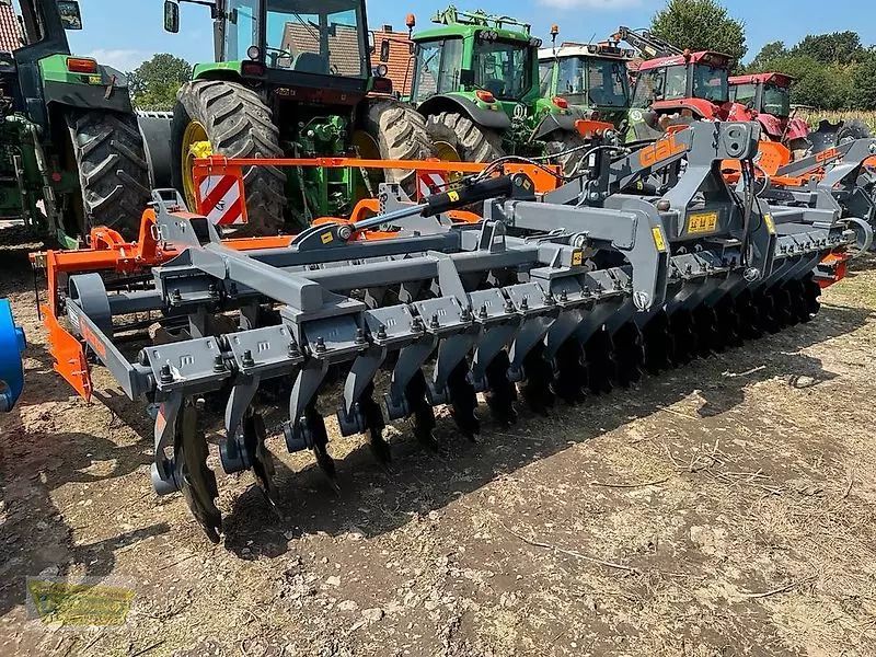 E-FARM: MANDAM kurzscheibenegge 5,0mtr hydr. klappbar (rubin/catros) - Disc harrow - id UTBZYAX - Year of construction: 2023 - Germany