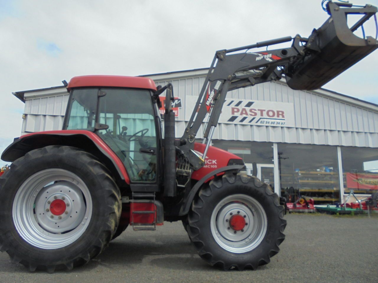 E-FARM: mc cormick mc105 - Tractor - id TTP5UID - €33,000 - Year of construction: 2005 - Engine hours: 6,543,Engine power (HP): 105,France