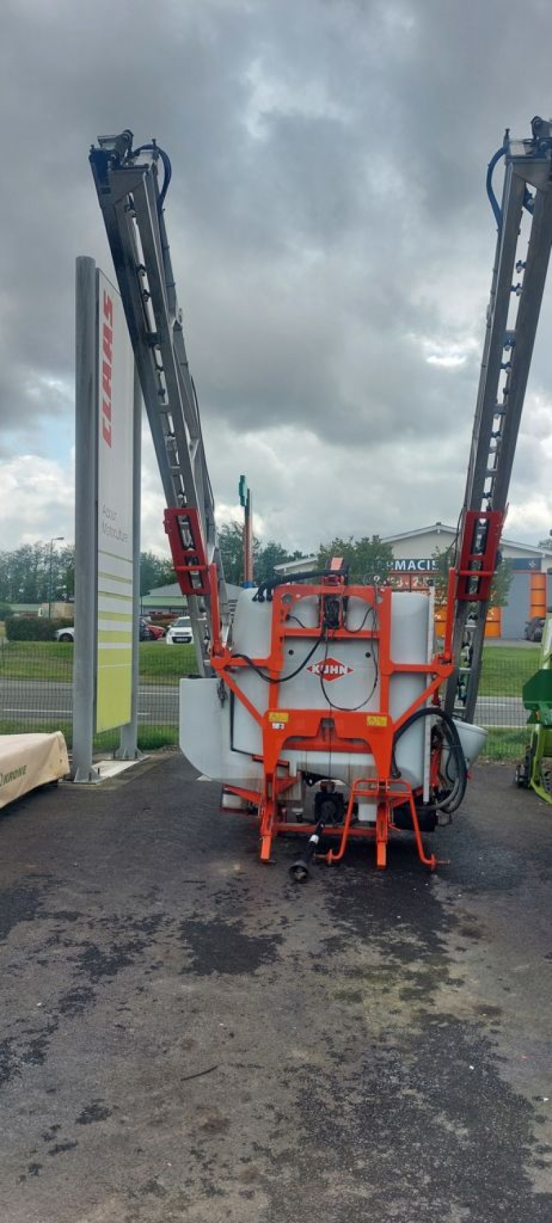 Kuhn Altis 1600 sprayers €13,000