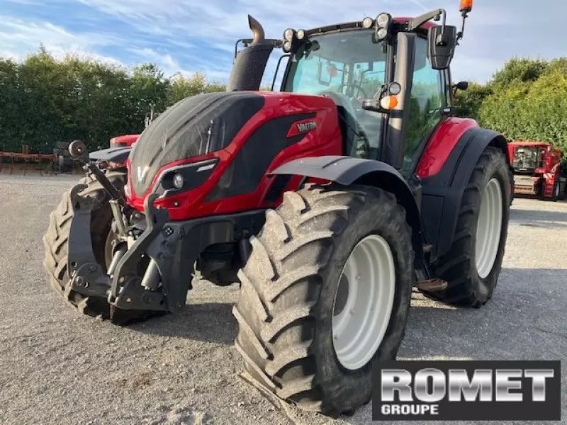 E-FARM: Valtra T174e - Tractor - id CRRJ1LD - €67,650 - Year of construction: 2018 - Engine hours: 3,200,Engine power (HP): 190,France