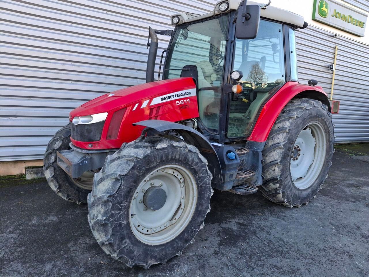 E-FARM: Massey Ferguson 5611 - Tracteur - id IJLNKXC - 40 000 € - Année: 2015 - Lecture du nombre d'heure: 4 506,Puissance du moteur (chevaux): 110,France
