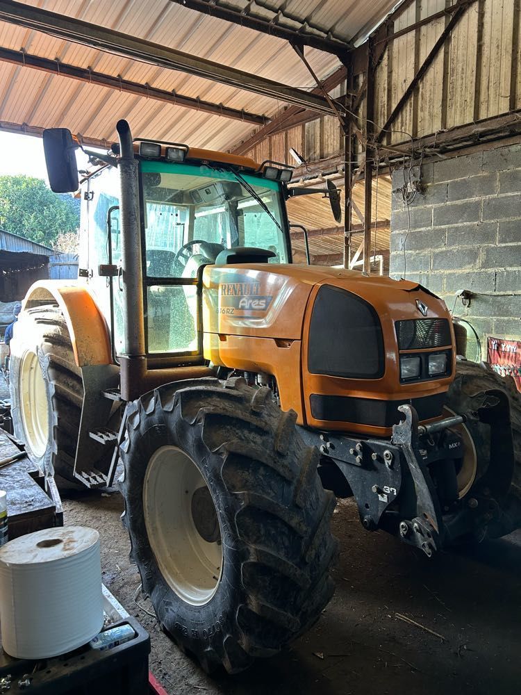 E-FARM: Renault 816 rz - Traktor - id TBFKTC4 - 30.000 € - Baujahr: 2004 - Abgelesene Motorstunden: 7.200,Frankreich