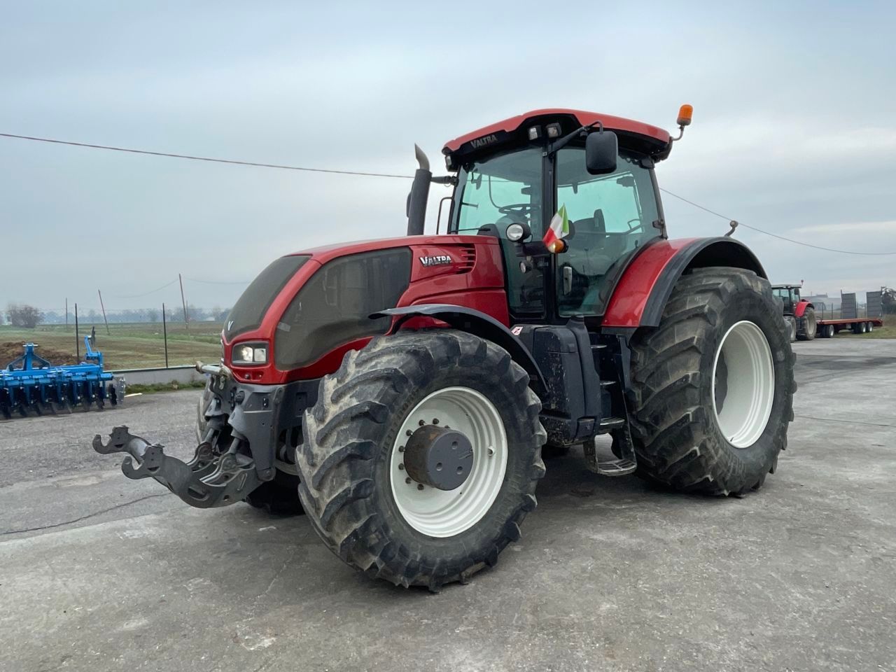 E-FARM: Valtra S352 - Tractor - id LDGK2AI - €80,000 - Year of construction: 2011 - Engine hours: 7,617,Engine power (HP): 355,Italy