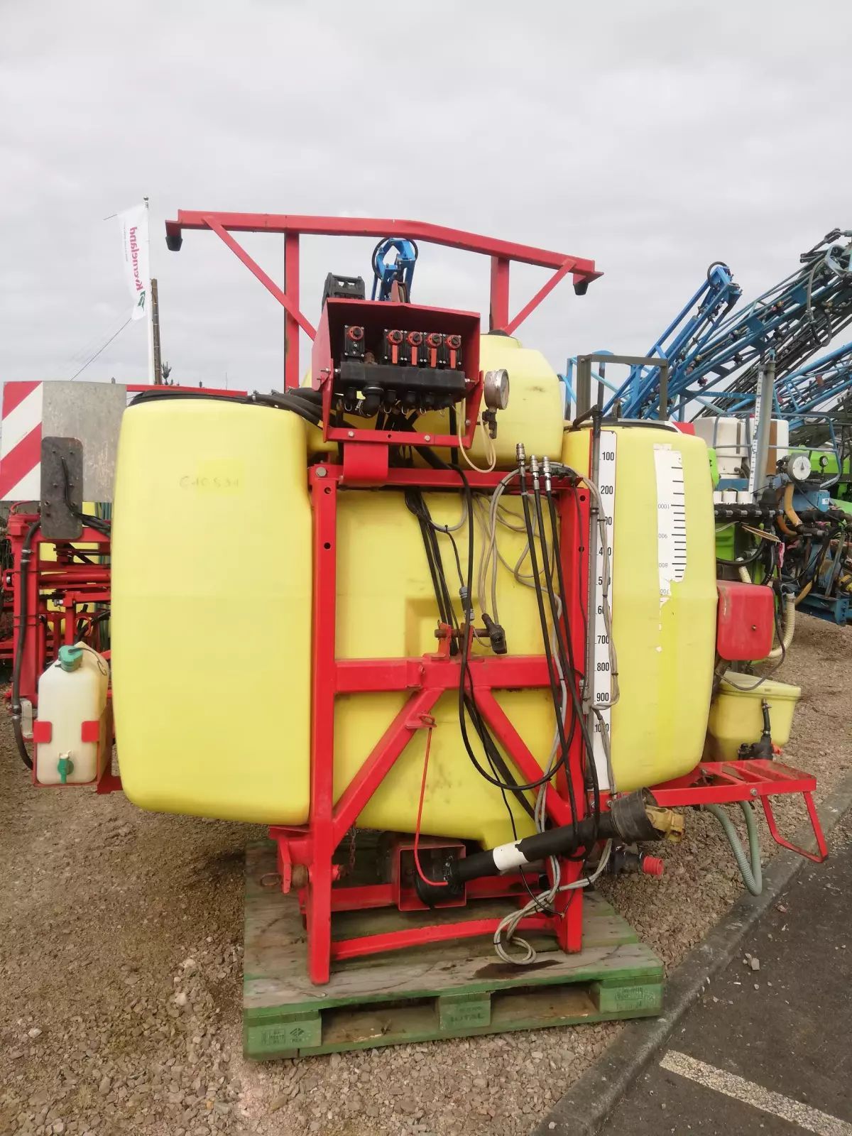 E-FARM: Rau 1 000 l - Pflanzenschutzspritze - id 5EKNARB - 6.500 € - Baujahr: 2009 - Frankreich