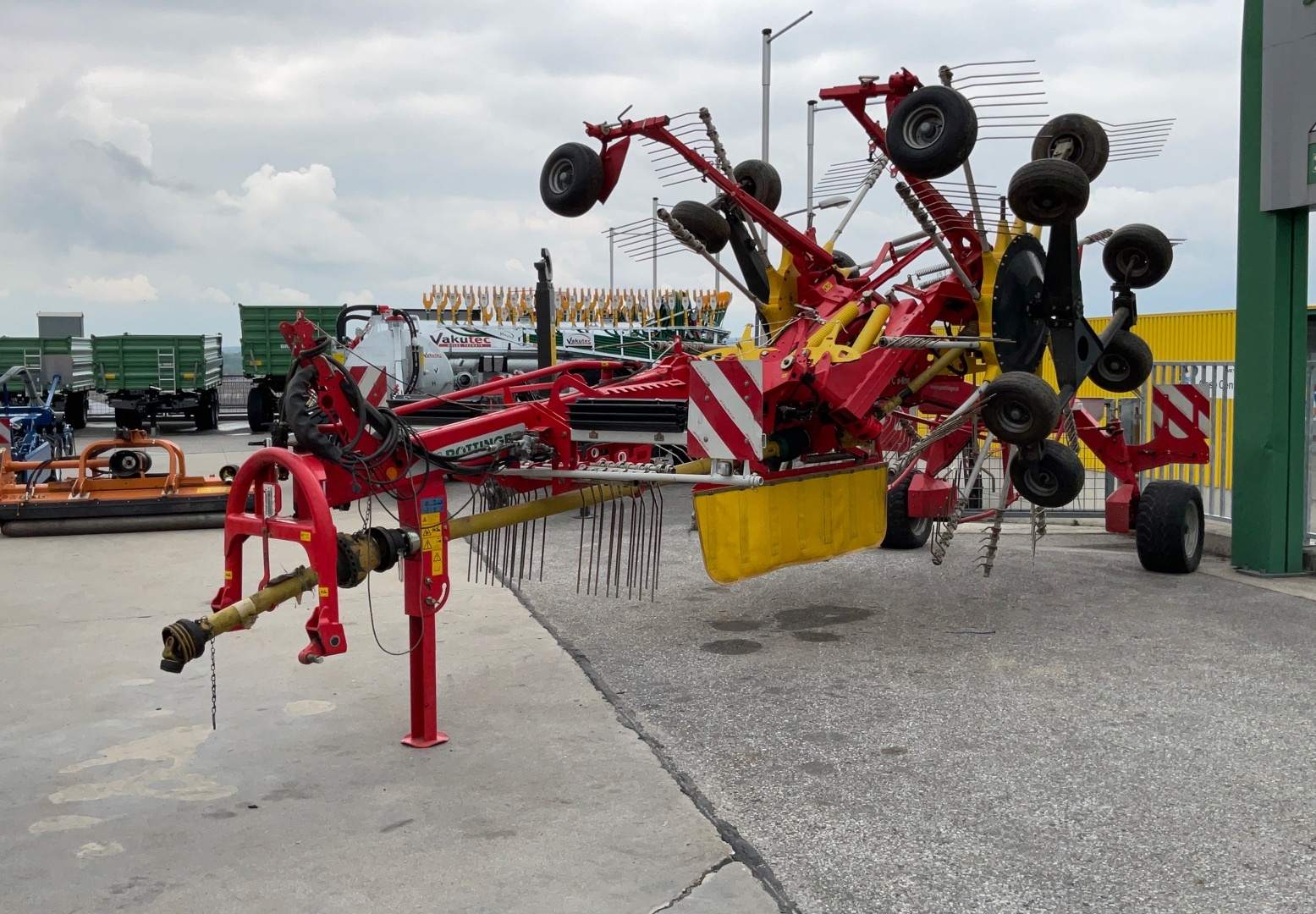 Pöttinger Top 852 C s-line windrower €20,796