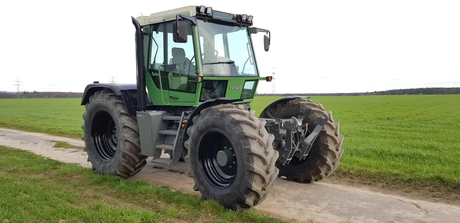 E-FARM: Fendt Xylon 520 - Traktor - id 8PN4LZ4 - 37 900 € - Rok produkcji: 1996 - Motogodziny: 12 800,Moc silnika: 105,Niemcy