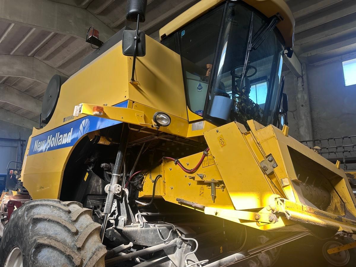 E-FARM: New Holland TC 5080 SCR - Mietitrebbia - id 3TX22HU - Anno di costruzione: 2010 - Ore: 4.807,Italia