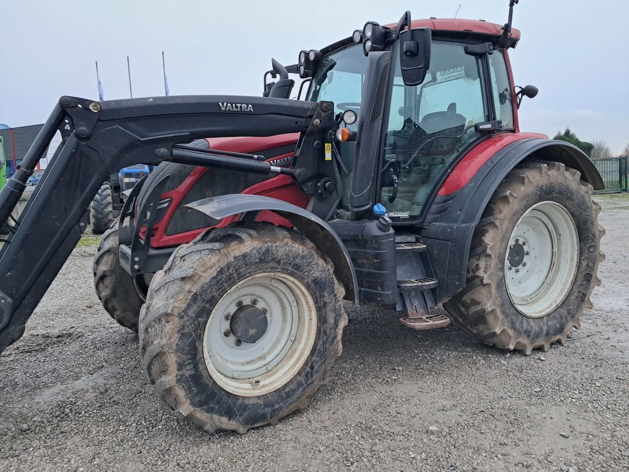 E-FARM: Valtra N114e - Tractor - id K6Q9U5J - €65,000 - Year of construction: 2018 - Engine hours: 3,200,Engine power (HP): 115,France